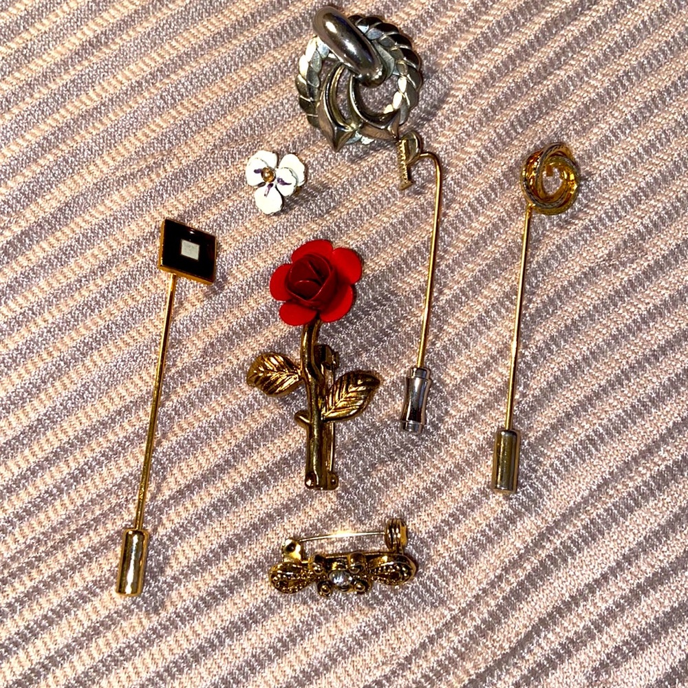 Vintage lot of 7 brooches pins